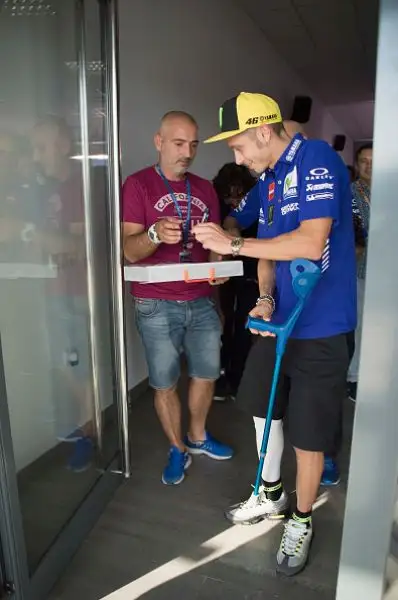 Il Dottore in pista ad Aragon, con i chiodi nella gamba e nonostante la pioggia, ad appena 22 giorni dal grave incidente in Enduro.