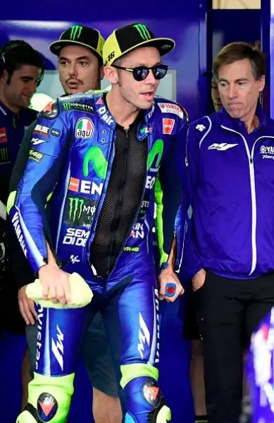 Il Dottore in pista ad Aragon, con i chiodi nella gamba e nonostante la pioggia, ad appena 22 giorni dal grave incidente in Enduro.