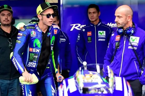 Il Dottore in pista ad Aragon, con i chiodi nella gamba e nonostante la pioggia, ad appena 22 giorni dal grave incidente in Enduro.