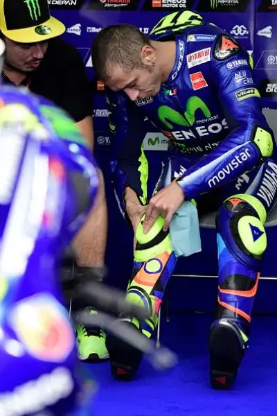 Il Dottore in pista ad Aragon, con i chiodi nella gamba e nonostante la pioggia, ad appena 22 giorni dal grave incidente in Enduro.
