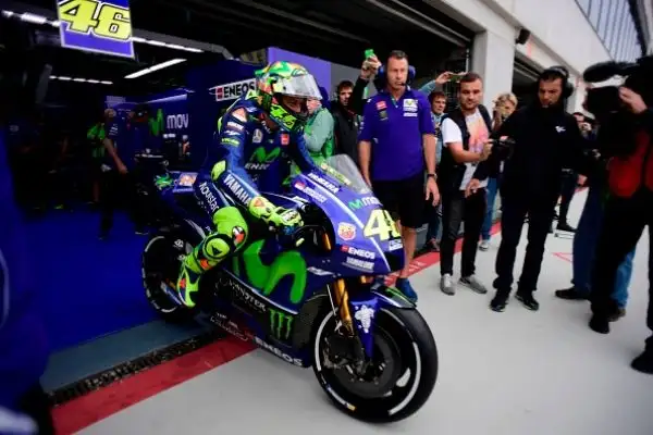 Il Dottore in pista ad Aragon, con i chiodi nella gamba e nonostante la pioggia, ad appena 22 giorni dal grave incidente in Enduro.