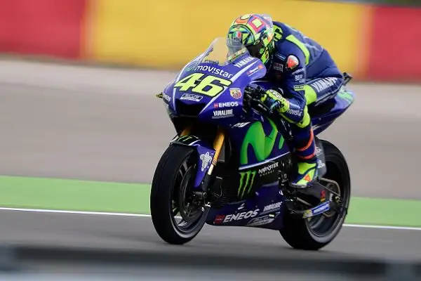 Il Dottore in pista ad Aragon, con i chiodi nella gamba e nonostante la pioggia, ad appena 22 giorni dal grave incidente in Enduro.