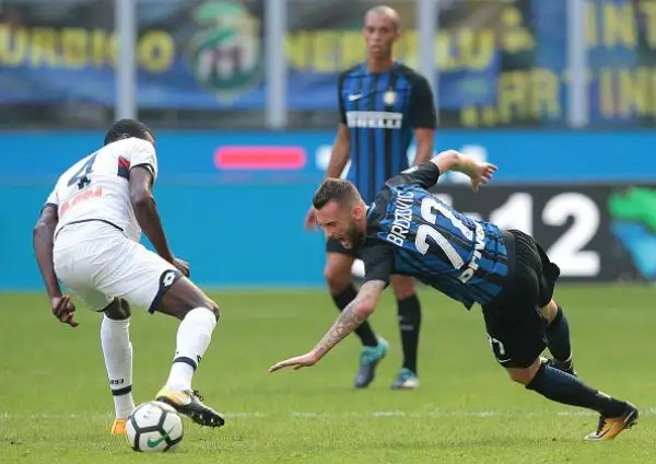 Una rete in extremis consente all'Inter di piegare il Genoa.