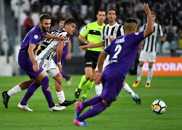 Nel primo tempo la Juve soffre, pur non concedendo nulla alla Viola. Nella ripresa i bianconeri crescono e trovano il gol vittoria con Mandzukic, servito da Cuadrado, sfuggito alla marcatura di Gaspar