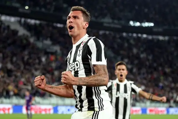 Nel primo tempo la Juve soffre, pur non concedendo nulla alla Viola. Nella ripresa i bianconeri crescono e trovano il gol vittoria con Mandzukic, servito da Cuadrado, sfuggito alla marcatura di Gaspar