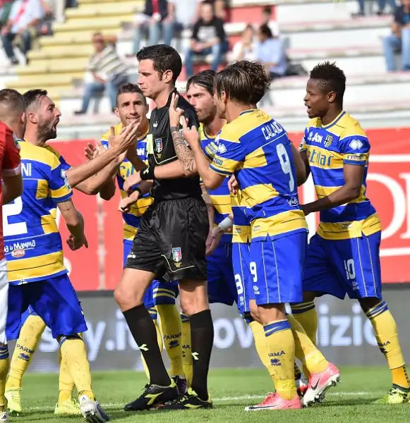 Il Perugia travolge per 3-0 il Parma, e aggancia al primo posto il Carpi, con la doppietta di Buonaiuto e la rete del nordcoreano Kwang-Song Han.