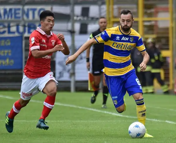 Il Perugia travolge per 3-0 il Parma, e aggancia al primo posto il Carpi, con la doppietta di Buonaiuto e la rete del nordcoreano Kwang-Song Han.