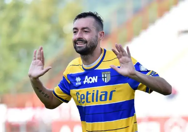 Il Perugia travolge per 3-0 il Parma, e aggancia al primo posto il Carpi, con la doppietta di Buonaiuto e la rete del nordcoreano Kwang-Song Han.