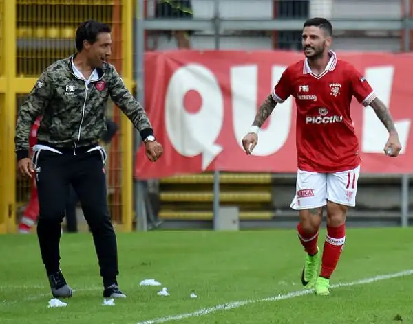 Il Perugia travolge per 3-0 il Parma, e aggancia al primo posto il Carpi, con la doppietta di Buonaiuto e la rete del nordcoreano Kwang-Song Han.