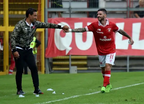 Il Perugia travolge per 3-0 il Parma, e aggancia al primo posto il Carpi, con la doppietta di Buonaiuto e la rete del nordcoreano Kwang-Song Han.