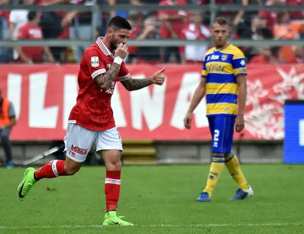 Il Perugia travolge per 3-0 il Parma, e aggancia al primo posto il Carpi, con la doppietta di Buonaiuto e la rete del nordcoreano Kwang-Song Han.