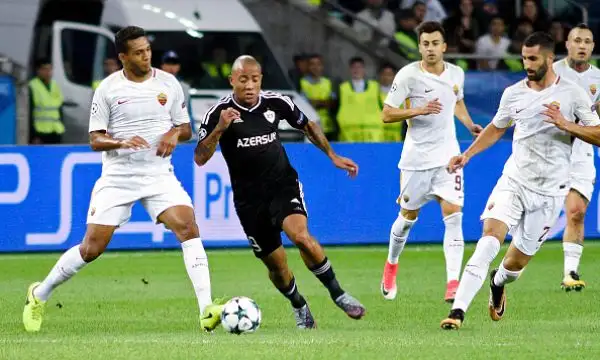 Juan Jesus contrasta il sudafricano del Qarabag Dino Ndlovu 