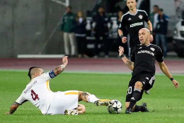 La grinta del belga Naaingolan in contrasto con il giocatore del Qarabag Richard