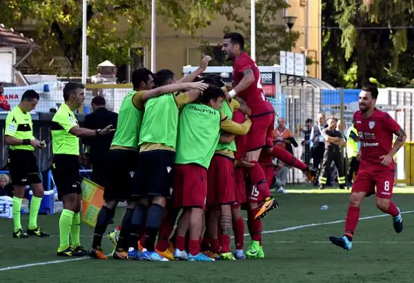 I rossoblu piegano la Spal dell'ex Borriello con una bellissima rete di Joao Pedro e un gol del gioiellino Barella.