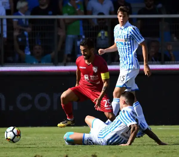 I rossoblu piegano la Spal dell'ex Borriello con una bellissima rete di Joao Pedro e un gol del gioiellino Barella.
