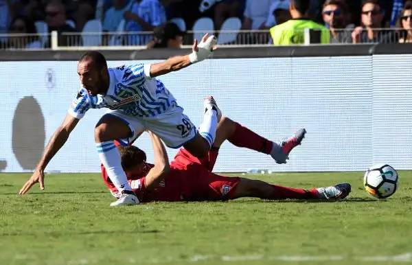I rossoblu piegano la Spal dell'ex Borriello con una bellissima rete di Joao Pedro e un gol del gioiellino Barella.