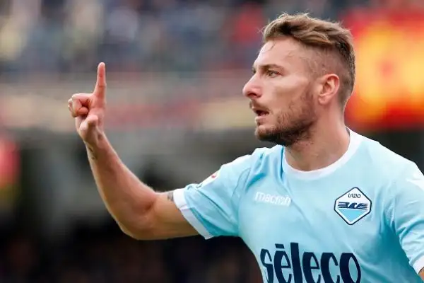 La squadra di Simone Inzaghi schianta il Benevento con le reti di Immobile, Marusic, Bastos, Parolo e Nani. Di Lazaar il gol della bandiera per i campani.