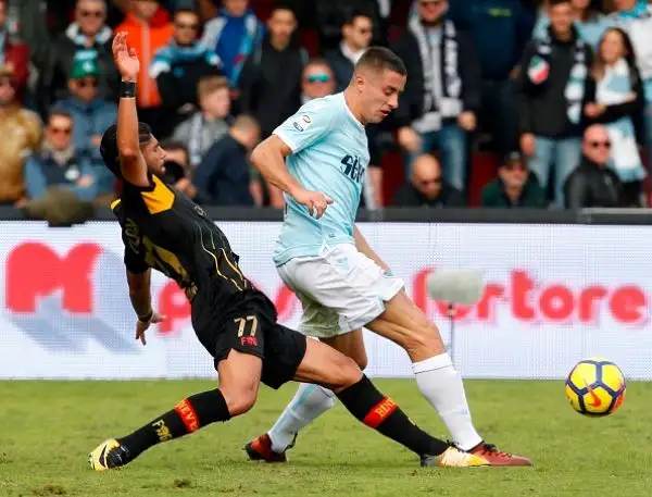 La squadra di Simone Inzaghi schianta il Benevento con le reti di Immobile, Marusic, Bastos, Parolo e Nani. Di Lazaar il gol della bandiera per i campani.