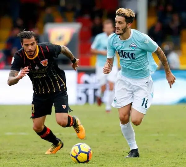 La squadra di Simone Inzaghi schianta il Benevento con le reti di Immobile, Marusic, Bastos, Parolo e Nani. Di Lazaar il gol della bandiera per i campani.