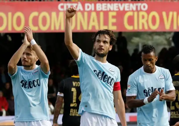La squadra di Simone Inzaghi schianta il Benevento con le reti di Immobile, Marusic, Bastos, Parolo e Nani. Di Lazaar il gol della bandiera per i campani.