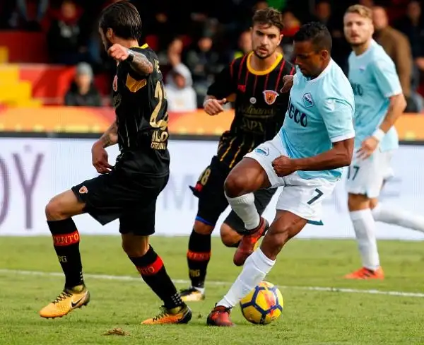 La squadra di Simone Inzaghi schianta il Benevento con le reti di Immobile, Marusic, Bastos, Parolo e Nani. Di Lazaar il gol della bandiera per i campani.