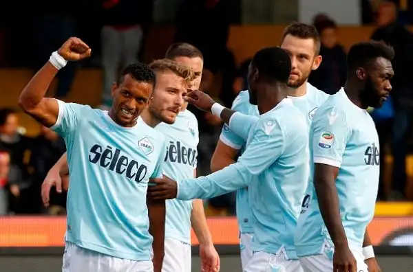 La squadra di Simone Inzaghi schianta il Benevento con le reti di Immobile, Marusic, Bastos, Parolo e Nani. Di Lazaar il gol della bandiera per i campani.