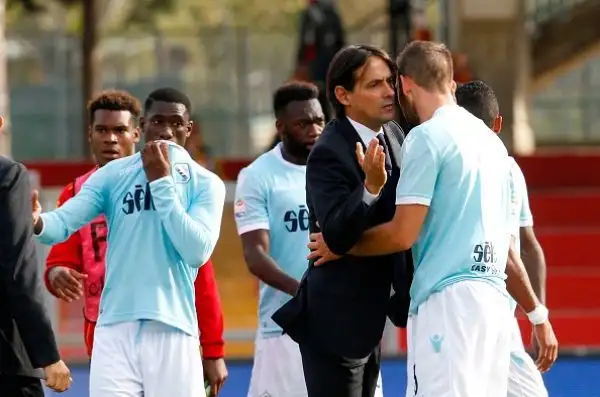 La squadra di Simone Inzaghi schianta il Benevento con le reti di Immobile, Marusic, Bastos, Parolo e Nani. Di Lazaar il gol della bandiera per i campani.