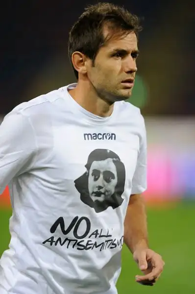 Milincovic-Savic e Lulic portano al doppio vantaggio i biancocelesti. Poi, dopo un rigore sbagliato da Immobile, il Bologna la riapre ma non riesce a raggiungere il 2-2.