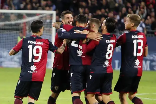 Incredibile la beffa per il Benevento, che al 94’ agguanta il Cagliari con un rigore di Iemmello e sogna il primo punto in Serie A ma viene superata al 96’ dal grandissimo colpo di testa di Pavoletti.