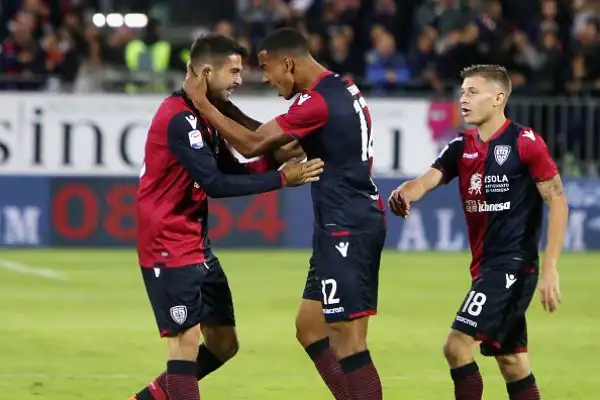 Incredibile la beffa per il Benevento, che al 94’ agguanta il Cagliari con un rigore di Iemmello e sogna il primo punto in Serie A ma viene superata al 96’ dal grandissimo colpo di testa di Pavoletti.