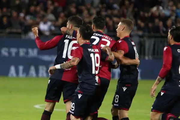 Incredibile la beffa per il Benevento, che al 94’ agguanta il Cagliari con un rigore di Iemmello e sogna il primo punto in Serie A ma viene superata al 96’ dal grandissimo colpo di testa di Pavoletti.