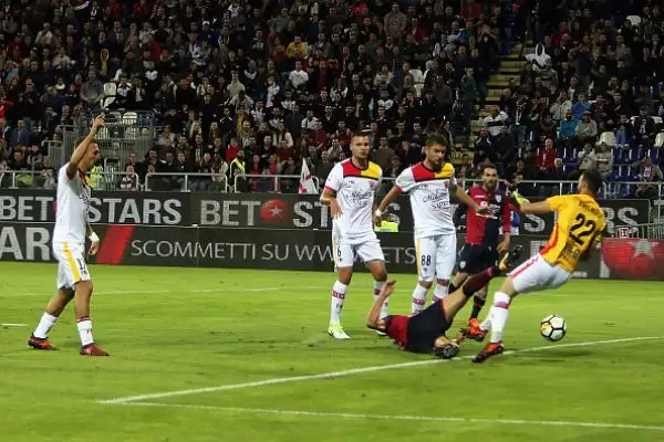 Incredibile la beffa per il Benevento, che al 94’ agguanta il Cagliari con un rigore di Iemmello e sogna il primo punto in Serie A ma viene superata al 96’ dal grandissimo colpo di testa di Pavoletti.