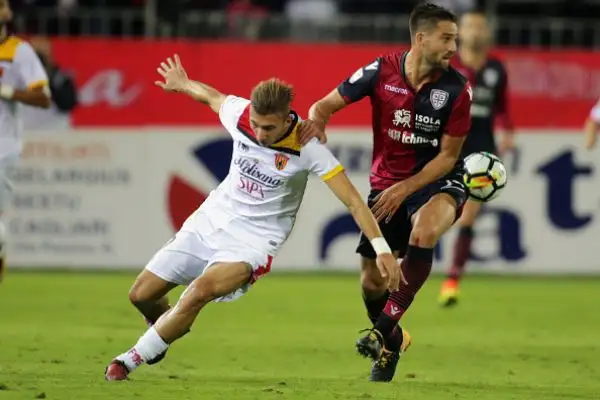 Incredibile la beffa per il Benevento, che al 94’ agguanta il Cagliari con un rigore di Iemmello e sogna il primo punto in Serie A ma viene superata al 96’ dal grandissimo colpo di testa di Pavoletti.