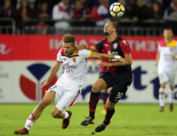 Incredibile la beffa per il Benevento, che al 94’ agguanta il Cagliari con un rigore di Iemmello e sogna il primo punto in Serie A ma viene superata al 96’ dal grandissimo colpo di testa di Pavoletti.