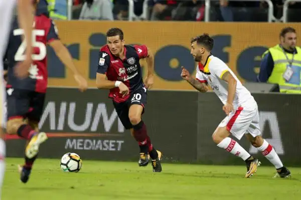Incredibile la beffa per il Benevento, che al 94’ agguanta il Cagliari con un rigore di Iemmello e sogna il primo punto in Serie A ma viene superata al 96’ dal grandissimo colpo di testa di Pavoletti.