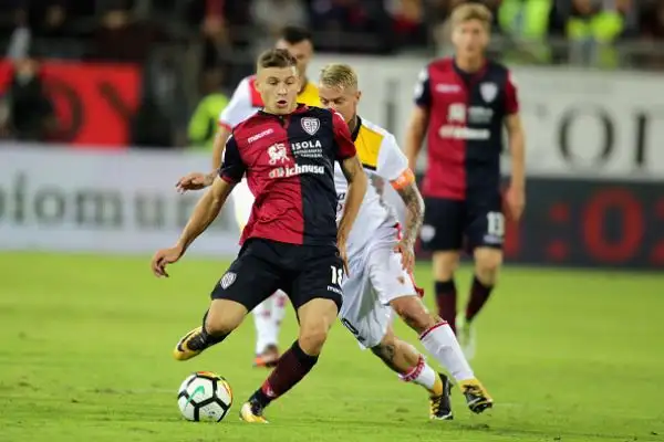 Incredibile la beffa per il Benevento, che al 94’ agguanta il Cagliari con un rigore di Iemmello e sogna il primo punto in Serie A ma viene superata al 96’ dal grandissimo colpo di testa di Pavoletti.