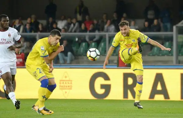 Travolgente Milan, che in casa del Chievo si ritrova e vince con la rete di Suso, l’autogol di Cesar propiziato sempre dallo spagnolo, la prima rete in serie A di Calhanoglu e Kalinic.