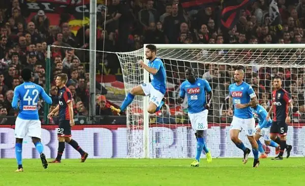 il Napoli si riprende la vetta vincendo al 'Ferraris' con una tripletta di Mertens che ribalta il risultato dopo il vantaggio dei grifoni firmato Taarabt. Nel finale Izzo accorcia le distanze.