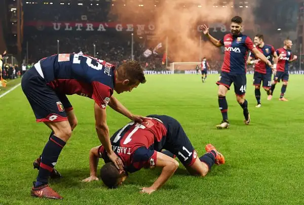 il Napoli si riprende la vetta vincendo al 'Ferraris' con una tripletta di Mertens che ribalta il risultato dopo il vantaggio dei grifoni firmato Taarabt. Nel finale Izzo accorcia le distanze.