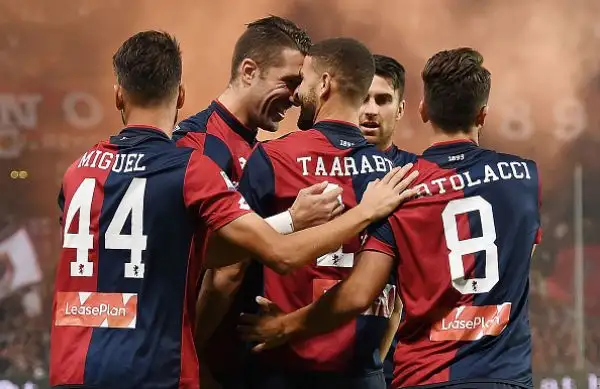 il Napoli si riprende la vetta vincendo al 'Ferraris' con una tripletta di Mertens che ribalta il risultato dopo il vantaggio dei grifoni firmato Taarabt. Nel finale Izzo accorcia le distanze.