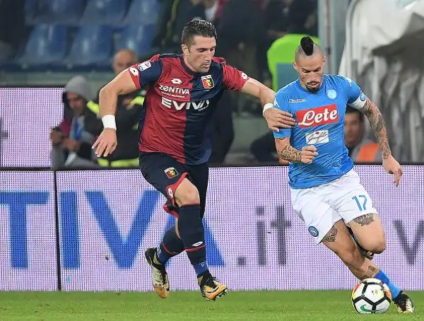 il Napoli si riprende la vetta vincendo al 'Ferraris' con una tripletta di Mertens che ribalta il risultato dopo il vantaggio dei grifoni firmato Taarabt. Nel finale Izzo accorcia le distanze.