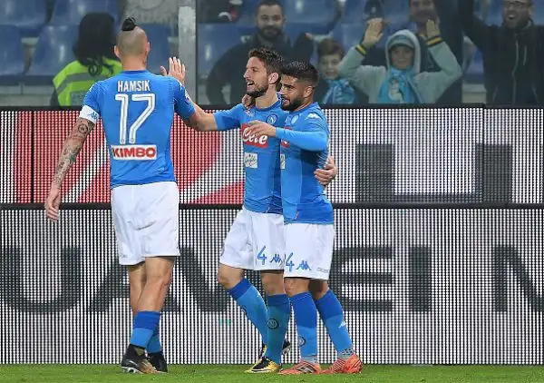 il Napoli si riprende la vetta vincendo al 'Ferraris' con una tripletta di Mertens che ribalta il risultato dopo il vantaggio dei grifoni firmato Taarabt. Nel finale Izzo accorcia le distanze.