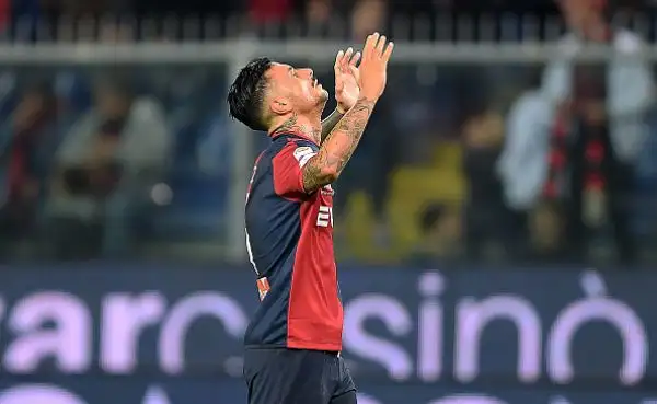 il Napoli si riprende la vetta vincendo al 'Ferraris' con una tripletta di Mertens che ribalta il risultato dopo il vantaggio dei grifoni firmato Taarabt. Nel finale Izzo accorcia le distanze.