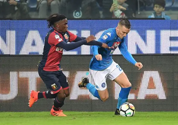 il Napoli si riprende la vetta vincendo al 'Ferraris' con una tripletta di Mertens che ribalta il risultato dopo il vantaggio dei grifoni firmato Taarabt. Nel finale Izzo accorcia le distanze.