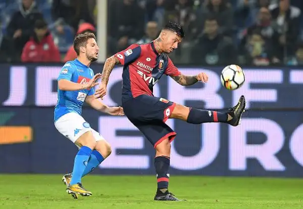 il Napoli si riprende la vetta vincendo al 'Ferraris' con una tripletta di Mertens che ribalta il risultato dopo il vantaggio dei grifoni firmato Taarabt. Nel finale Izzo accorcia le distanze.