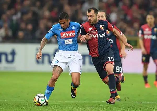 il Napoli si riprende la vetta vincendo al 'Ferraris' con una tripletta di Mertens che ribalta il risultato dopo il vantaggio dei grifoni firmato Taarabt. Nel finale Izzo accorcia le distanze.
