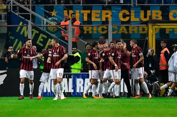 Buon primo tempo dell'Inter che dhiude in vantaggio con un gol di Icardi. Nella ripresa si scatena il Milan ma Icardi risponde due volte ai pareggi momentanei di Suso e Bonavnetura.