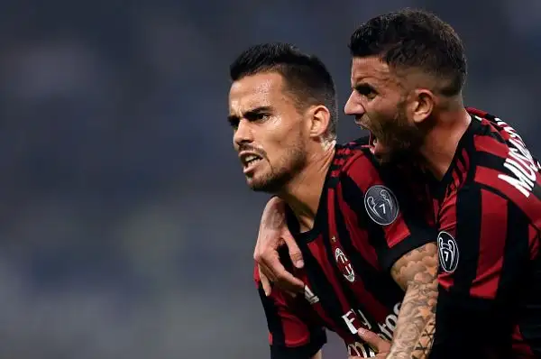 Buon primo tempo dell'Inter che dhiude in vantaggio con un gol di Icardi. Nella ripresa si scatena il Milan ma Icardi risponde due volte ai pareggi momentanei di Suso e Bonavnetura.