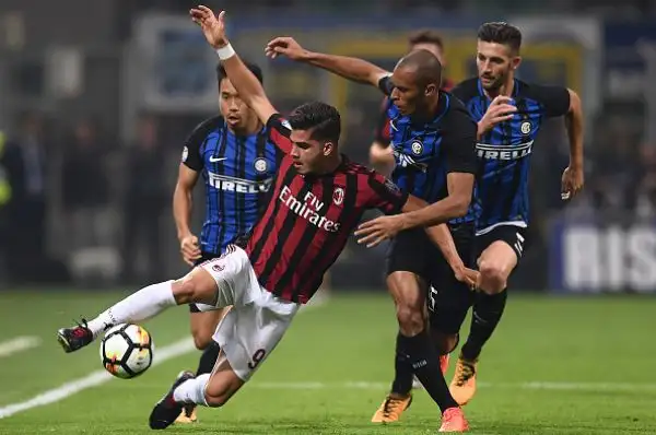 Buon primo tempo dell'Inter che dhiude in vantaggio con un gol di Icardi. Nella ripresa si scatena il Milan ma Icardi risponde due volte ai pareggi momentanei di Suso e Bonavnetura.
