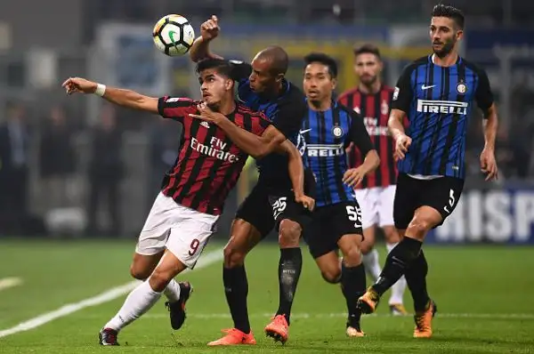 Buon primo tempo dell'Inter che dhiude in vantaggio con un gol di Icardi. Nella ripresa si scatena il Milan ma Icardi risponde due volte ai pareggi momentanei di Suso e Bonavnetura.